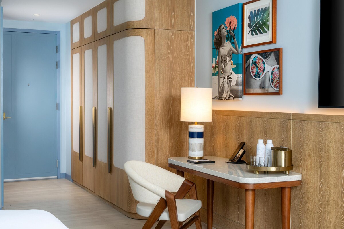 In-room safe, desk, iron/ironing board, bed sheets