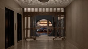 2 من البارات/الاستراحات، بار على السطح