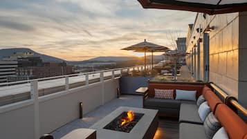 2 bars/lounges, rooftop bar