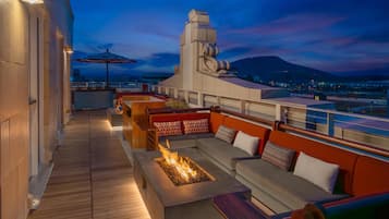 2 bars/lounges, rooftop bar