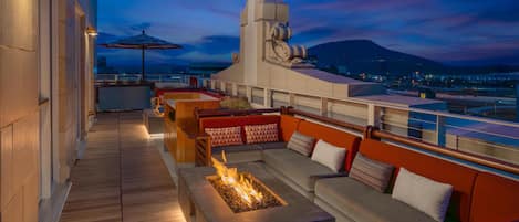 2 barer/lounger og takterrassebar