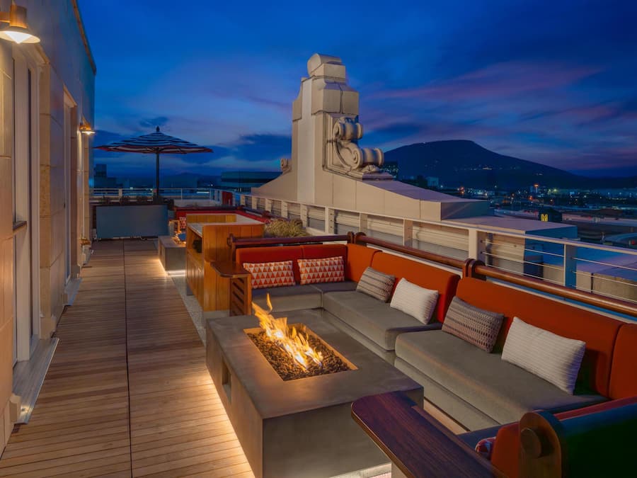 2 bars/lounges, rooftop bar