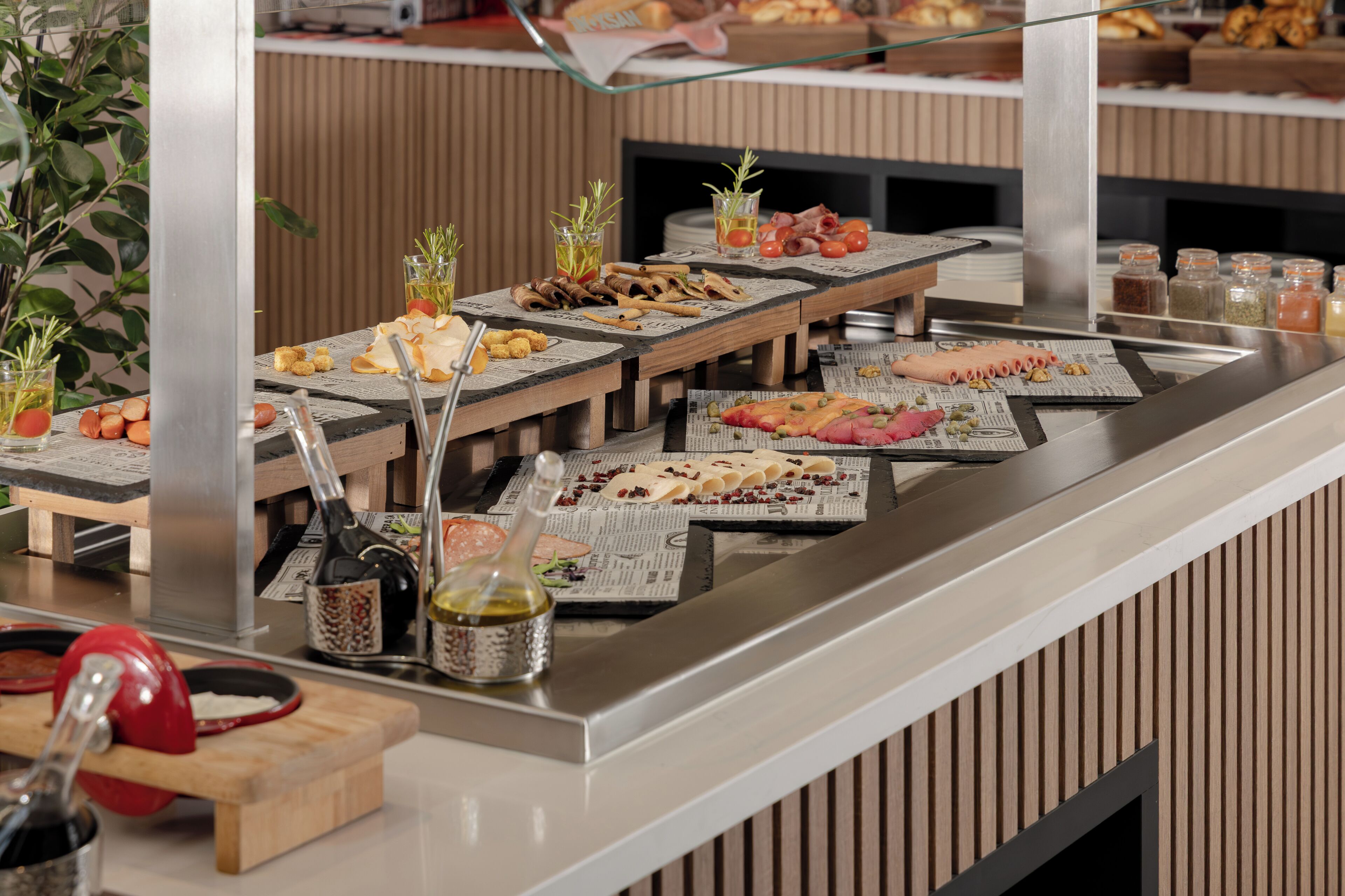 Un buffet con diversi cibi e salse.
