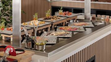 Un buffet con diversi cibi e salse.