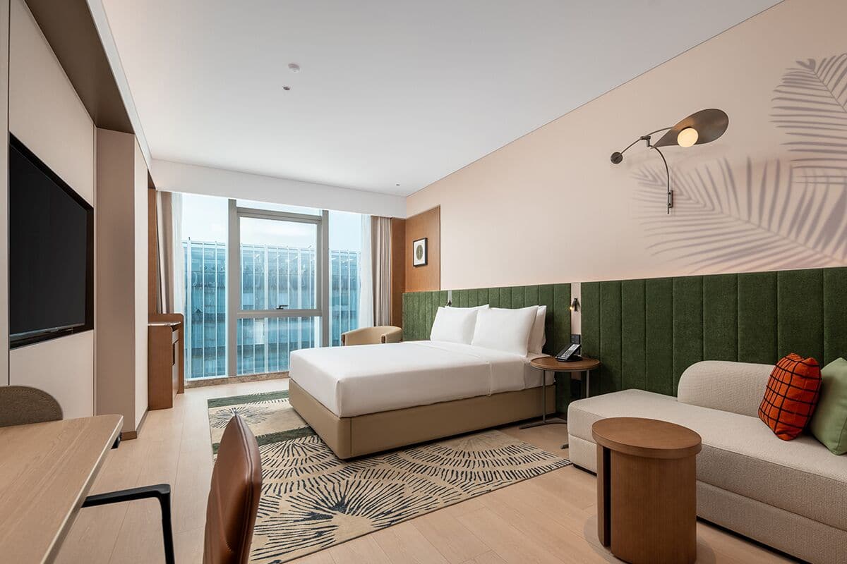 Room, 1 King Bed | Premium bedding, down comforters, pillowtop beds, free minibar items