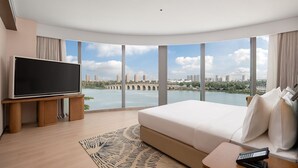 尊榮套房, 1 張特大雙人床 | 高級寢具、羽絨被、舒適加層、免費迷你吧物品