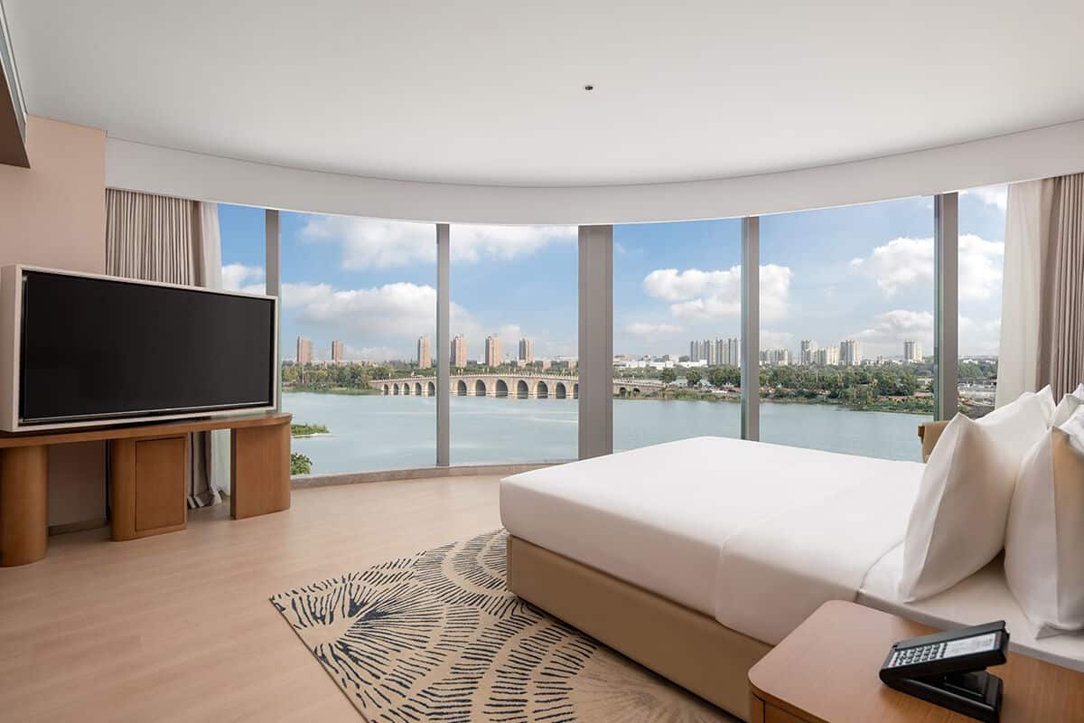 Premium Suite, 1 King Bed | Premium bedding, down comforters, pillowtop beds, free minibar items