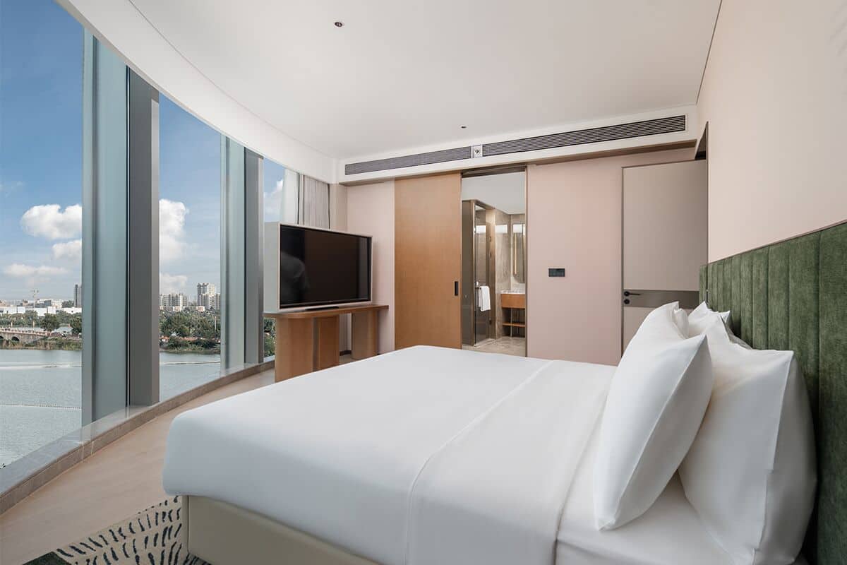 Deluxe Suite, 1 King Bed | Premium bedding, down comforters, pillowtop beds, free minibar items