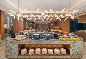 Daily buffet breakfast (CNY 68 per person)
