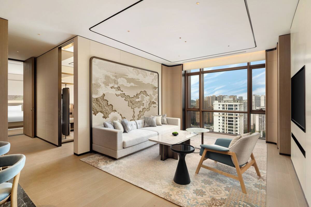 Suite Familiale, 1 très grand lit | Coin séjour | Télévision de 55 pouces avec chaînes par câble