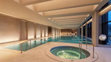 من حمّامات السباحة المغطاة