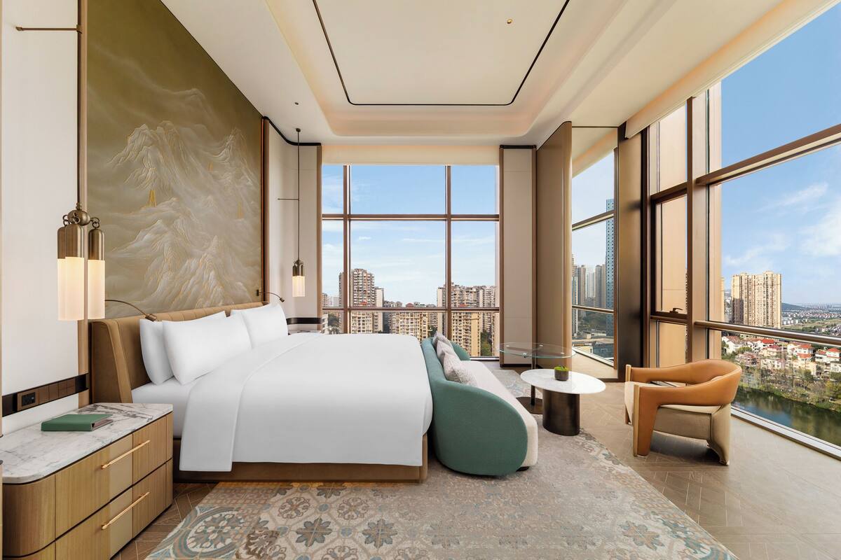 King Presidential Room | Couette en duvet d'oie, minibar, coffres-forts dans les chambres, bureau