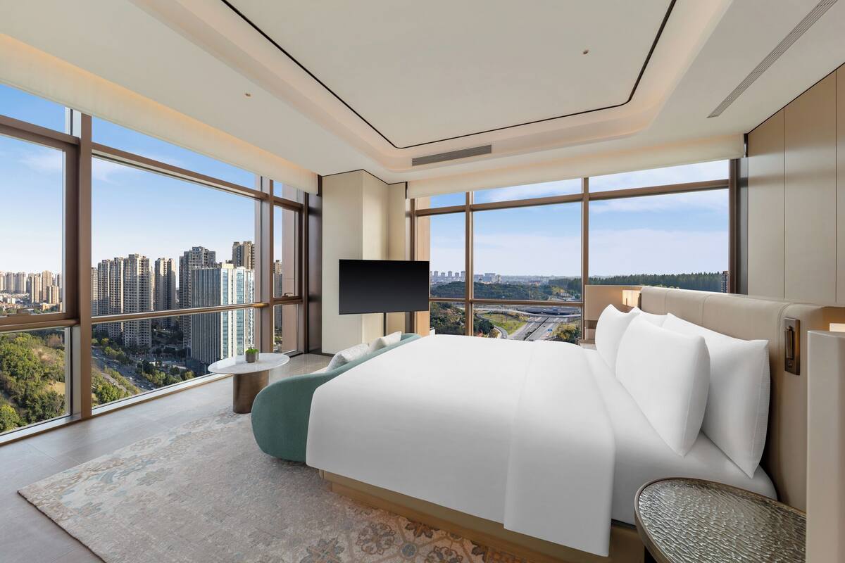 Suite Premium, 1 très grand lit | Couette en duvet d'oie, minibar, coffres-forts dans les chambres, bureau