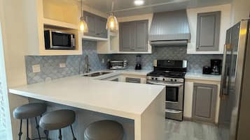 Condo familiar, vista al mar | Cocina privada