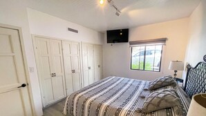 A bedroom with a bed, a window, a TV, and a wardrobe. - La Paloma Rosarito (Playas de Rosarito)