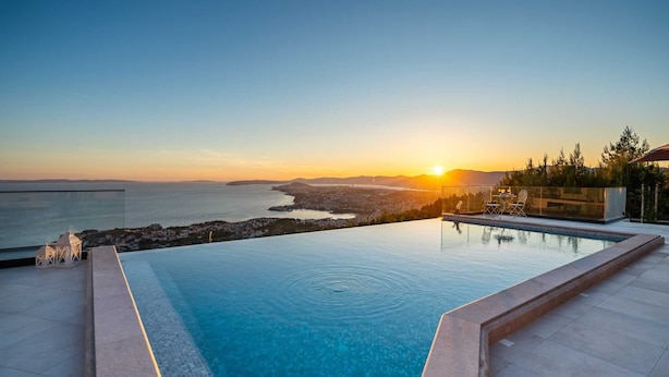 A swimming pool with a view of the sea and sunset. - Villa Naaria with Pool (Podstrana)