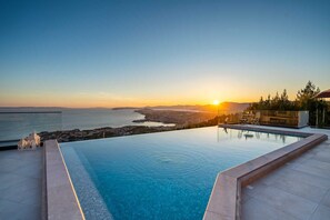 A swimming pool with a view of the sea and sunset. - Villa Naaria with Pool (Podstrana)