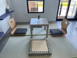 Quarto quádruplo standard, 2 camas de casal, sacada, vista para o lago | Quartos à prova de som, Wi-Fi de cortesia