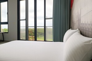 Habitación cuádruple estándar, 2 camas matrimoniales, balcón, vista al lago | Insonorización y wifi gratis 