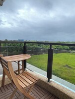 Quarto quádruplo standard, 2 camas de casal, sacada, vista para o lago | Quartos à prova de som, Wi-Fi de cortesia