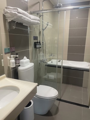 Standard Quadruple Room, Balcony, Lake View | Bathroom