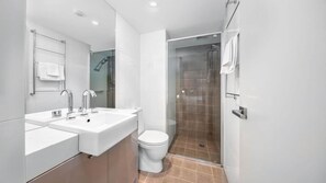 Shower, jetted tub, towels