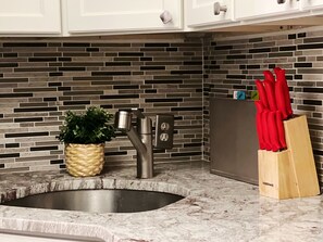 مجففات شعر، مناشف، صابون، ورق حمّام