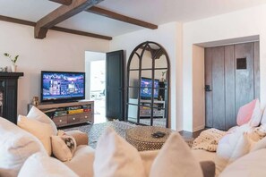 2 habitaciones, tabla de planchar con plancha y cuna de viaje 