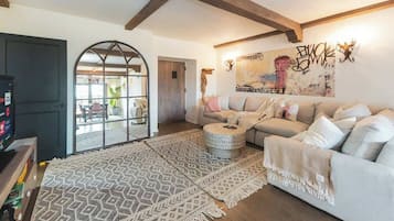 Smart-tv, pejs, kontorer