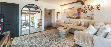 Smart TV, chimenea y oficina