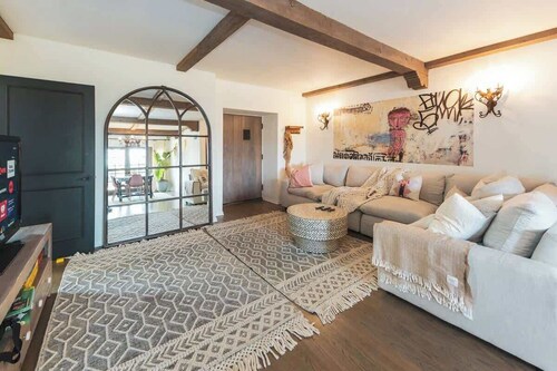Luxury Villa w/ Pool & Hot Tub near NASA