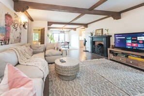 Smart TV, chimenea y oficina 