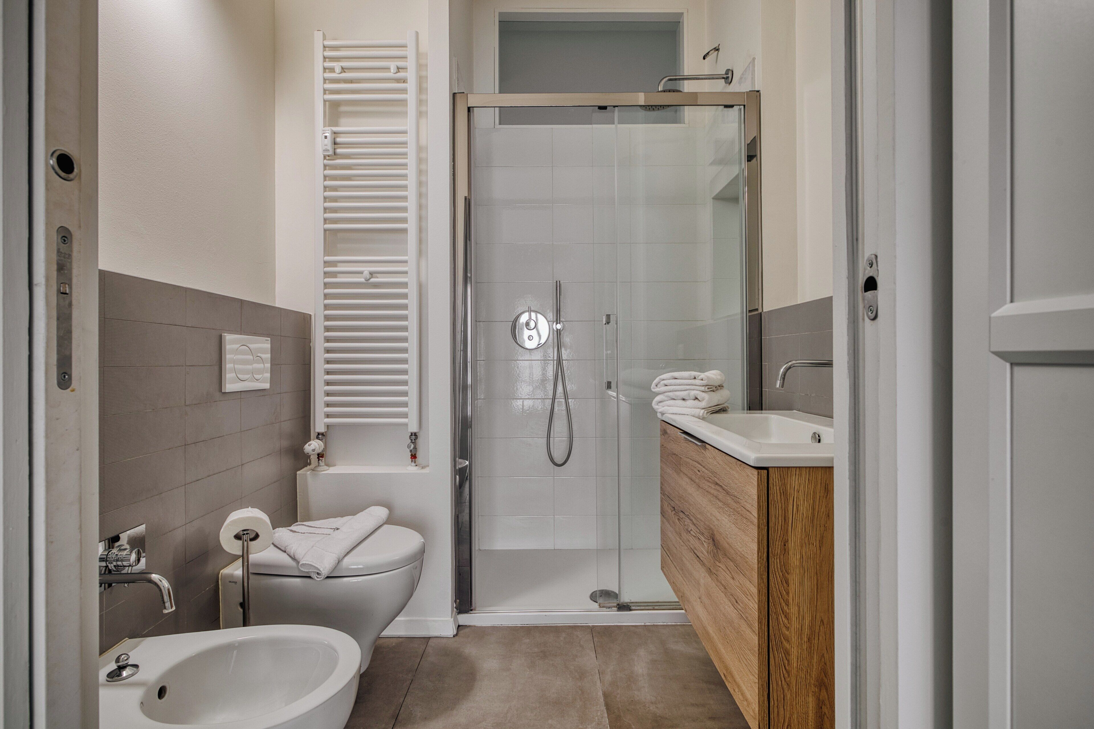 Doccia, asciugacapelli, bidet, asciugamani