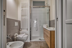 Dusche, Haartrockner, Bidet, Handtücher