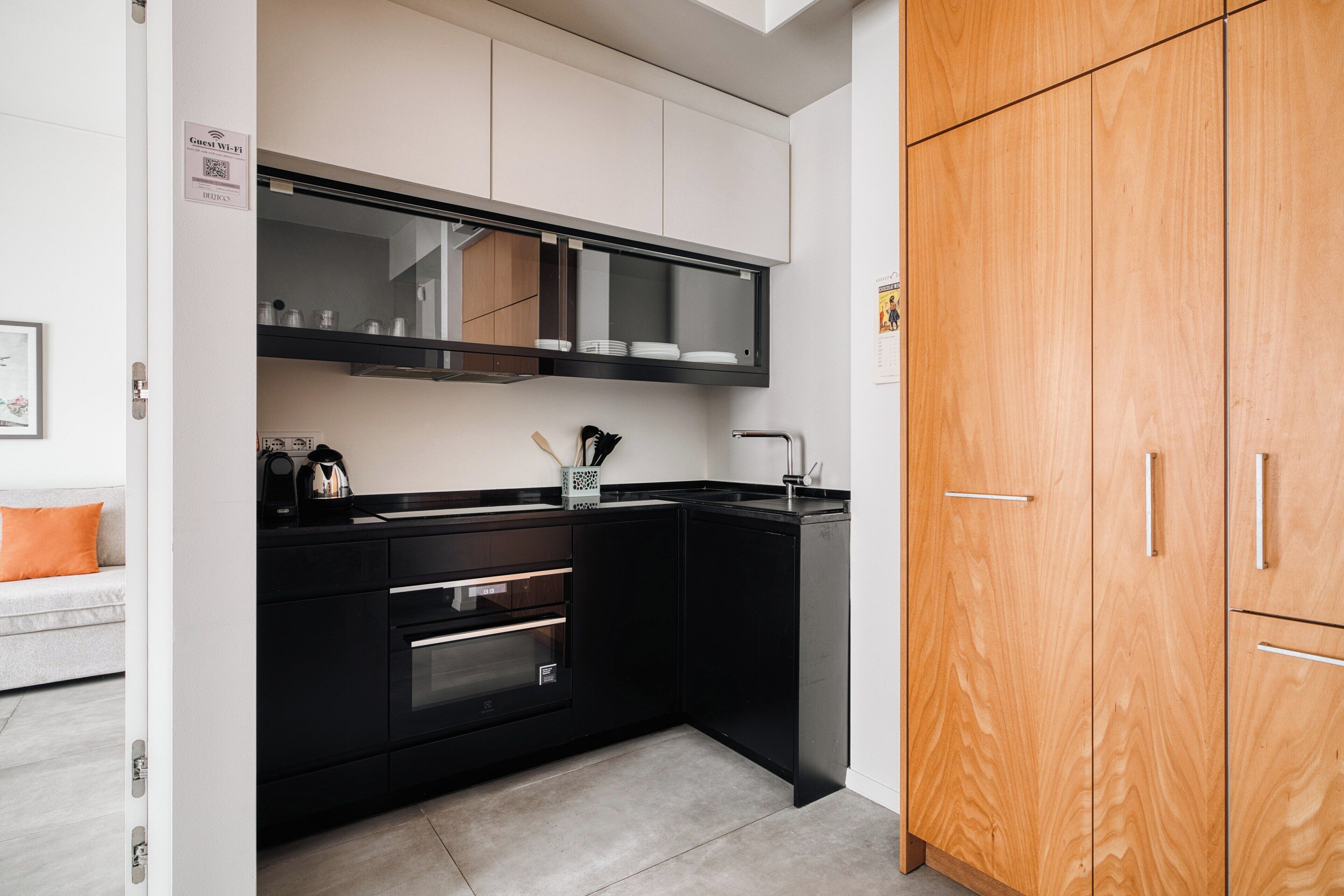 Kookgerei, borden en bestek, eettafels