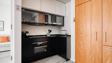 Kookgerei, borden en bestek, eettafels