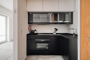 Cookware/dishes/utensils, dining tables