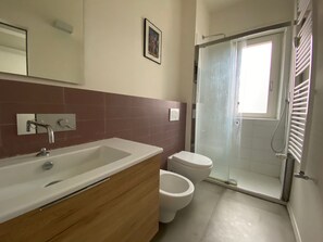 تجهيزات دش، مجففات شعر، مراحيض شطف، مناشف