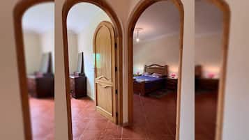 3 dormitorios, tabla de planchar con plancha, ropa de cama