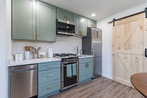 冷蔵庫、電子レンジ、オーブン、コンロ