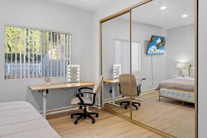 4 Schlafzimmer, Schreibtisch, Bügeleisen/Bügelbrett, kostenloses WLAN