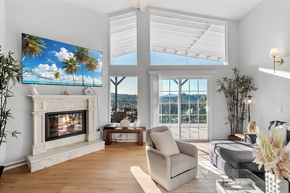 Smart TV, videogiochi, libri, biblioteca musicale