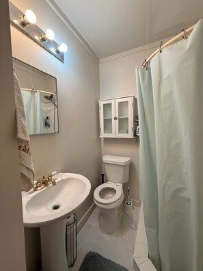 Douche, serviettes fournies, savon, papier toilette