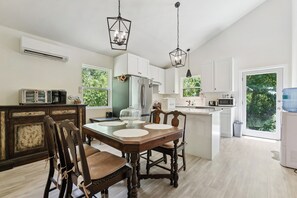 Microondas, placa de cocina, lavavajillas