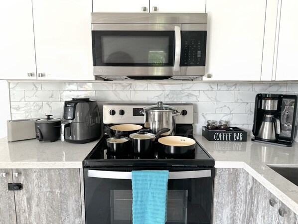Microondas, horno, placa de cocina