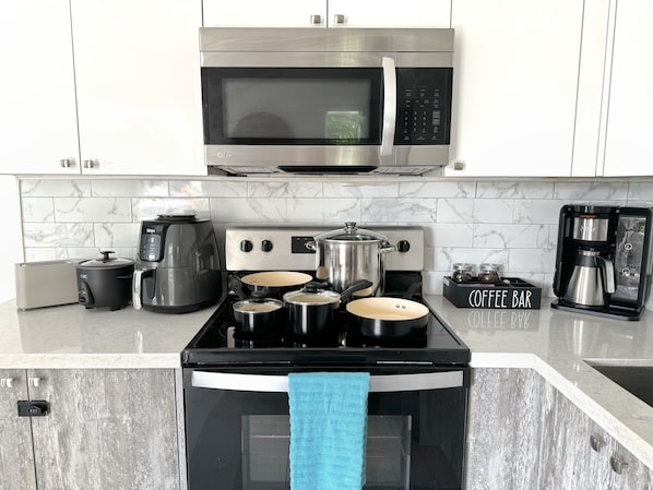 Microondas, horno, placa de cocina
