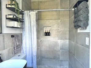 Een douche, een haardroger, handdoeken, zeep