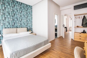 Chambre Deluxe double, balcon, vue sur la ville | Coffre-fort, rideaux dâobscurcissement, accĂšs au Wi-Fi (inclus)