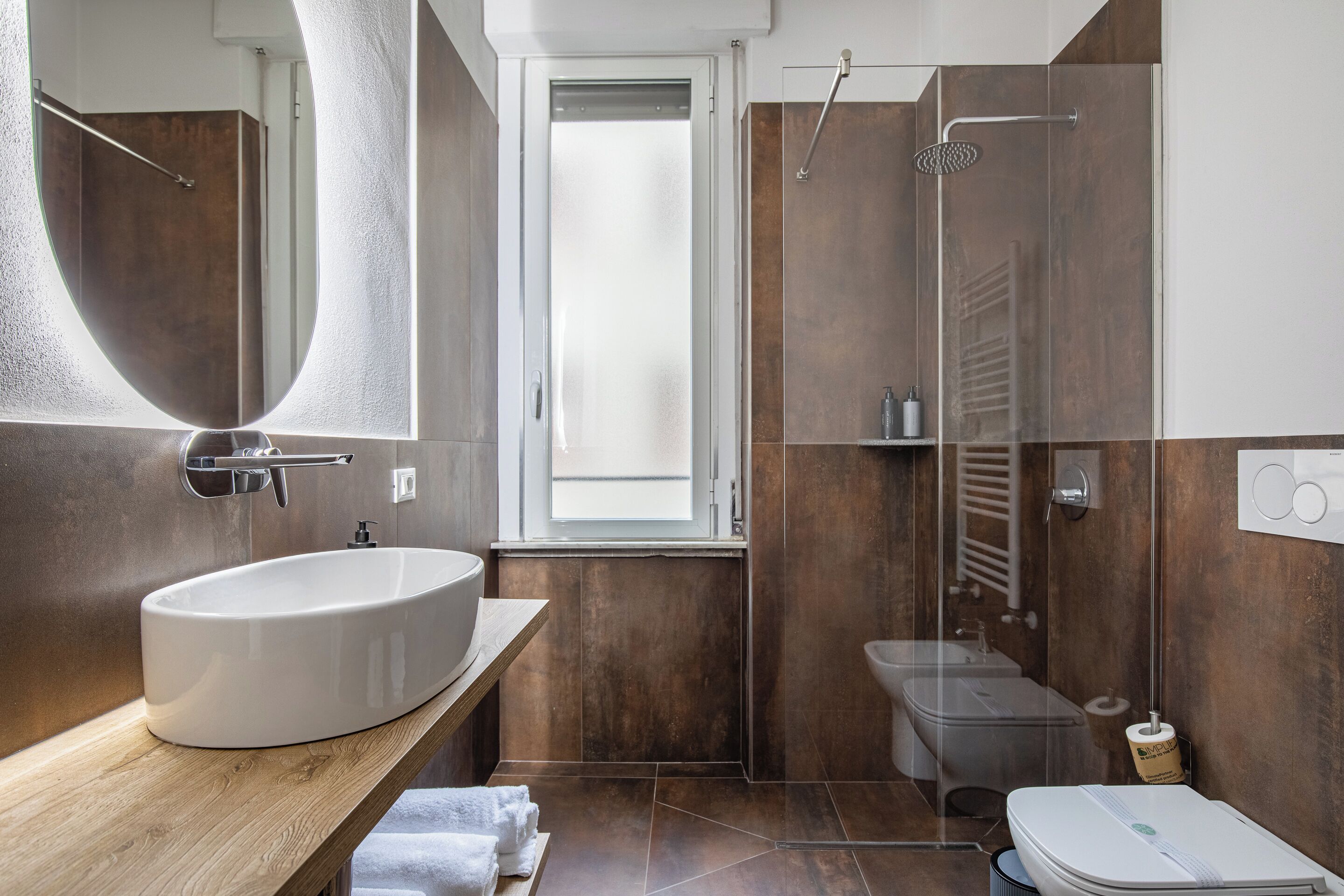 Chambre Double Deluxe, vue cour intérieure | Salle de bain