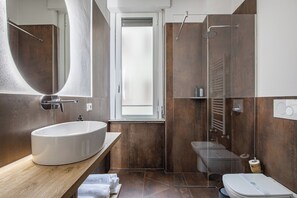 Deluxe Double Room, Courtyard View | Bathroom | Shower, rainfall showerhead, free toiletries, hair dryer - I Bimbi Guesthouse (Livorno)